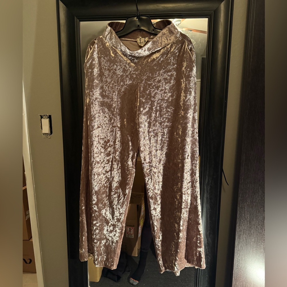 Velvet/Velour Women's Wide Leg Pants in Pink